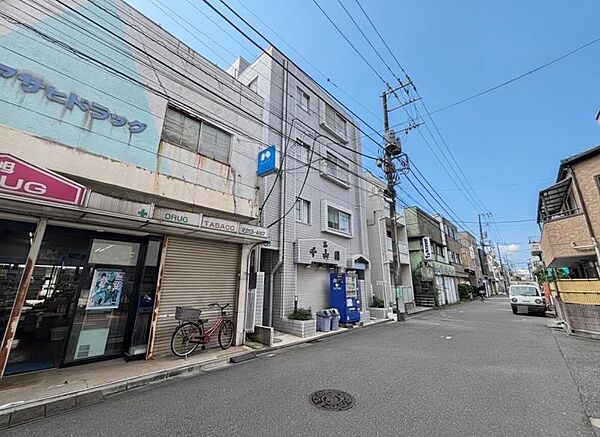 陽とともに、時間によって顔を変える街の景観から、星空や夜景に負けないデザインの映える外観。この街ならではの美しい風景と、ここから紡がれる物語を建物外観から始まります。