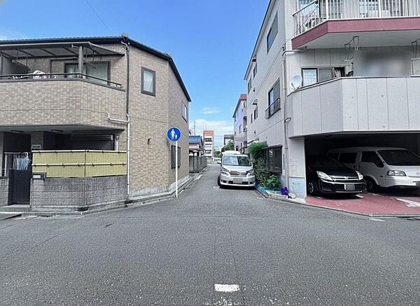 お住まいの前を通るのはご近所さんだけの閑静な私道です。静かな住環境を叶えられます。