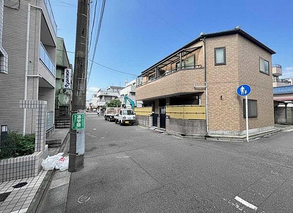 駅前の商店街から中に入った道なので、程よい人目があり、お買い物も便利です。