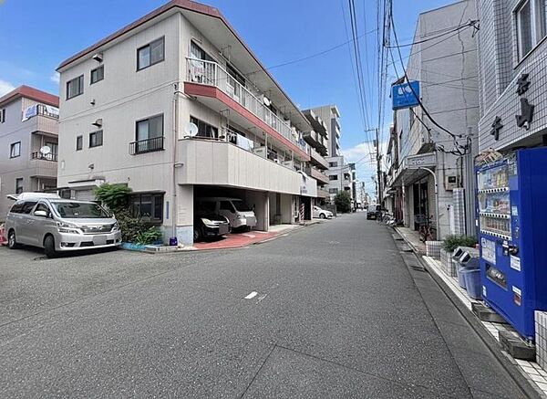 駅前の商店街から中に入った道なので、程よい人目があり、お買い物も便利です。