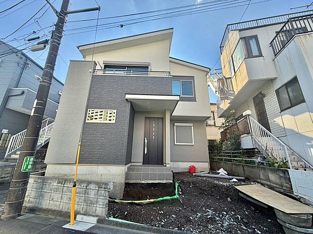 落ち着いた色合いで、周囲の街並みに馴染む外観です。