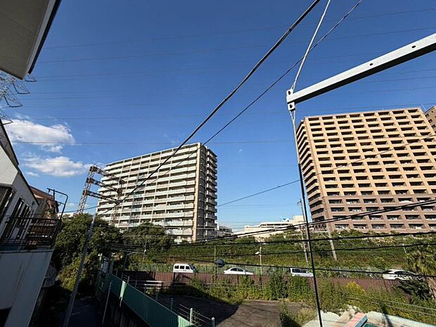 都市の美しい夜景を眺めながら、落ち着いた時間を過ごせます。