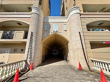 外と内をつなぐエントランスは、まさに顔となる場所。シンプルながらも格調高い雰囲気を漂わせて上質な空間を作り出します。満ち足りたプライベートシーンへと誘う気品がありますね。(マンションエントランス)