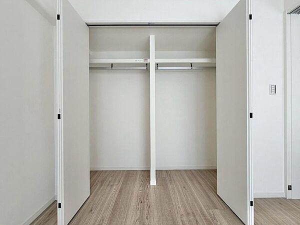 クローゼットは棚やハンガーパイプが付いた使いやすい設計。収納BOXなどもスッキリ収納できます。普段使わない季節用品やトランクなど、大きなものもラクラク収納できます。