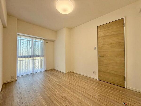 住まう方自身でカスタマイズして頂けるように「シンプル」にデザインされた室内。自由度が高いので家具やレイアウトでお好みの空間を創り上げられます。