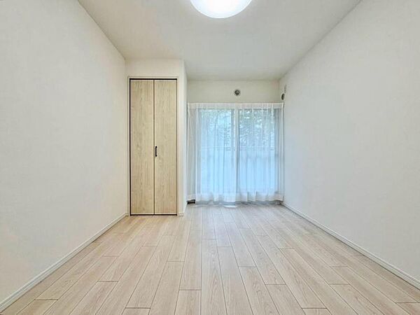 一日の疲れをいやしてくれる主寝室。時を忘れて過ごす場所として過ごせるお部屋です。窓からたっぷりと陽光が注がれる明るい空間は家族の成長に対応できる永住仕様の間取り。