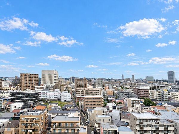 周囲の自然が一望でき、穏やかな時間を楽しめる眺望です。