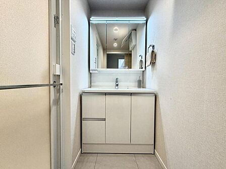 使い勝手の良い洗面台で、朝の準備もスムーズにこなせます。