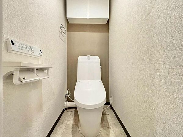清潔感溢れるトイレ。落ち着いた空間で安らぎのひとときをお過ごしいただけます。