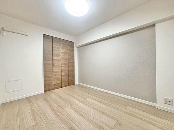 窓からたっぷりと陽光が注がれる明るい空間。時を忘れて過ごす場所として過ごせるお部屋にクローゼットをご用意。快適なプライベート空間となっています。