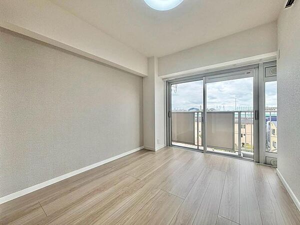 大きな窓からたっぷりと陽光が注がれる明るい空間。一日の疲れをいやしてくれる主寝室。時を忘れて過ごす場所として過ごせるお部屋。