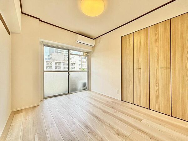 一日の疲れを取る主寝室は大型のベッドも配置が可能です。窓から注がれる光で家族とのコミュニケーションも明るくなりそうです。