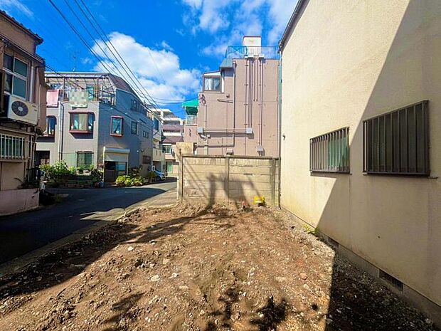 更地の状態をご覧頂くことで、隣接した環境をしっかりとご確認頂けます。更に同工務店の完成見本を合わせてご見学頂くことで、完成形の姿をイメージ出来ます。
