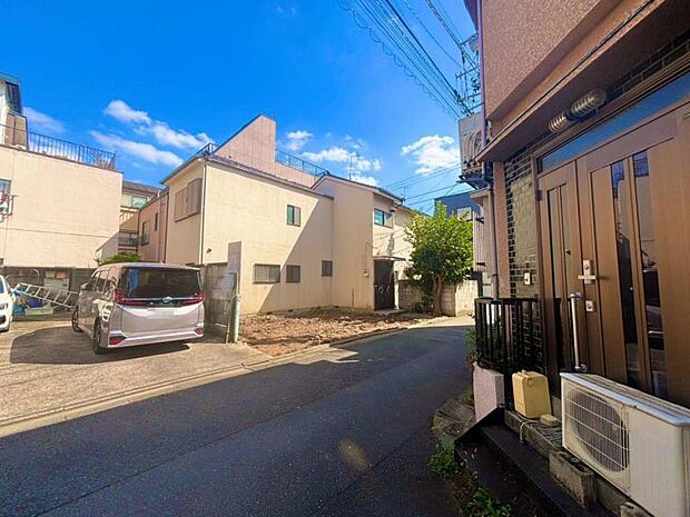 更地の状態をご覧頂くことで、隣接した環境をしっかりとご確認頂けます。更に同工務店の完成見本を合わせてご見学頂くことで、完成形の姿をイメージ出来ます。