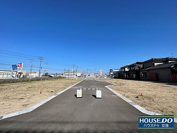 現地（2024年10月）撮影分譲地内の開発道路幅6ｍ～8.5ｍ♪