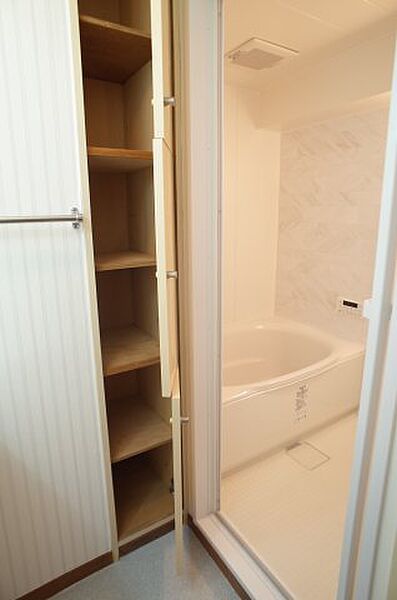 画像21:洗面所にはタオルやストッカーの収納スペース。