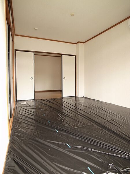 室内：※畳の写真ですが、今回洋室に変更！
