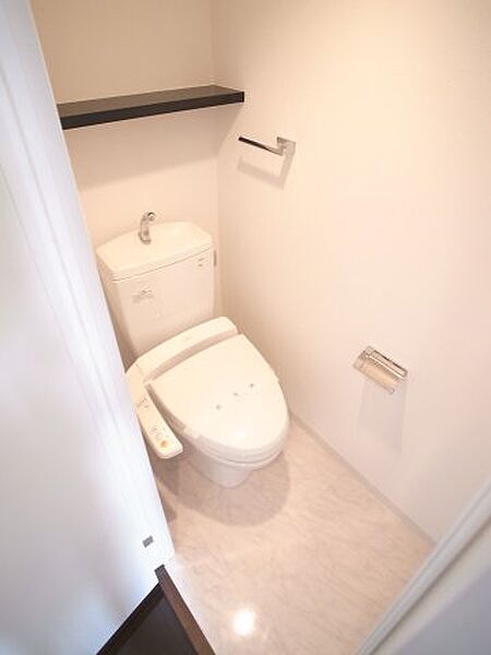 画像15:シャワートイレは必需品。※SAMPLE写真別号室
