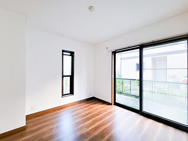【洋室】柔らかい陽光が差し込む明るいお部屋を演出する設計！！彩光の取れる窓が気持ちの良いお部屋です！ 