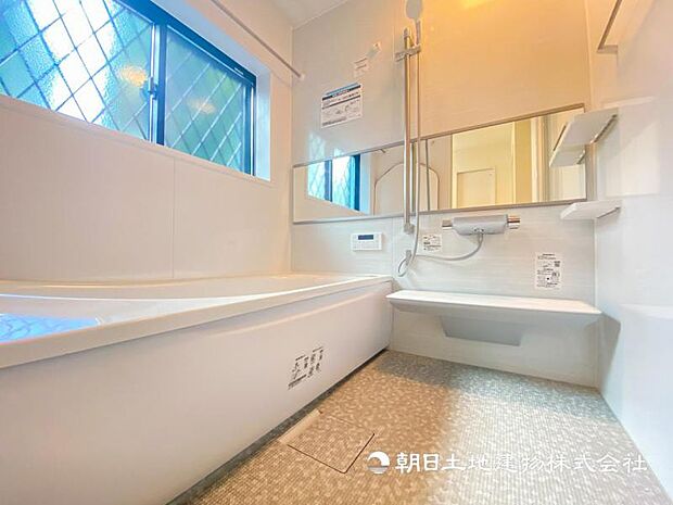 【浴室】窓のあるバスルームは明るく気持ちの良い空間です！！　換気環境も良好。掃除もスムーズに出来ます。 