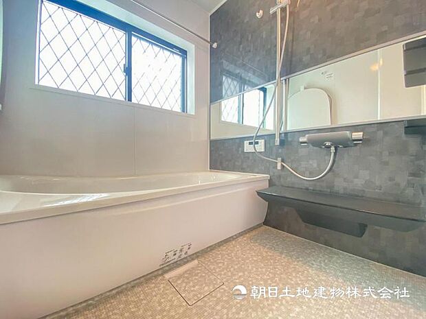 【浴室】最新のユニットバスは設備も充実です。ご入居時から気持ちよくお使いいただけます。 