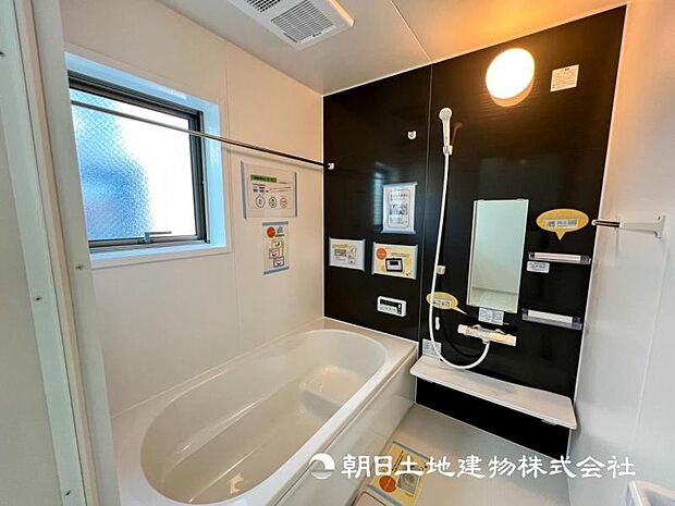 【浴室】浴槽も低くなっているのでまたぎやすく、幅広い年齢の人に使いやすい優しいシステムバスです 