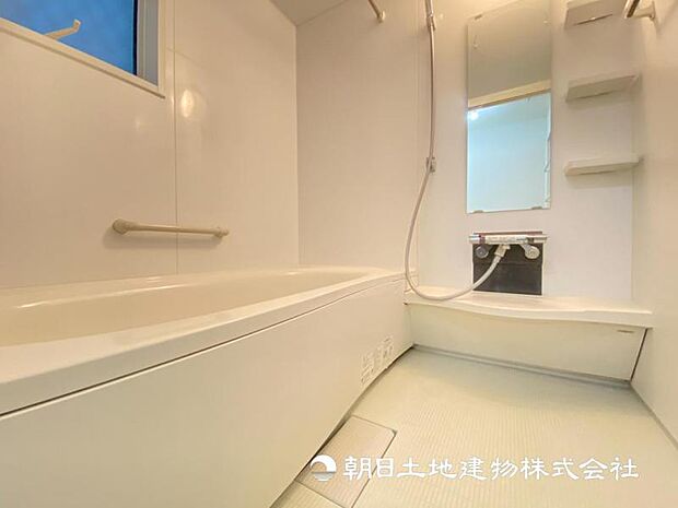【浴室】窓付きのバスルームは、採光もあり明るく気持ちの良い空間です。