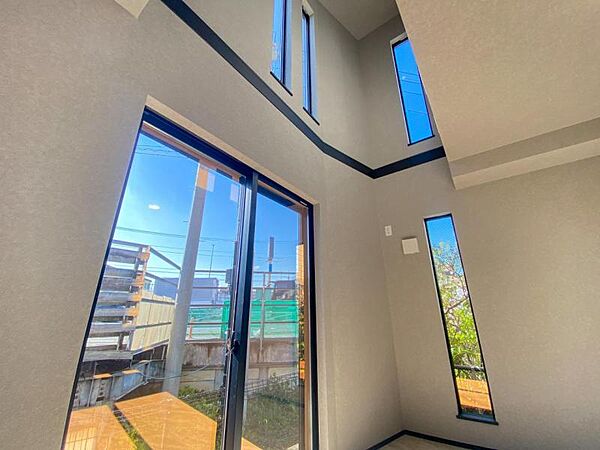 【リビング】シックでモダンな雰囲気！高級感溢れる部屋にできるのも、魅力的！リビングは吹抜けでオシャレに演出
