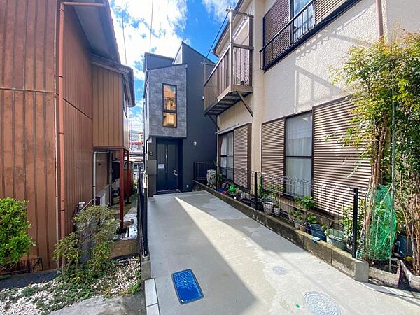【外観】道路面との高低差もなく落ち着いて車庫入れ可能です！！前面道路の幅員もしっかりあります