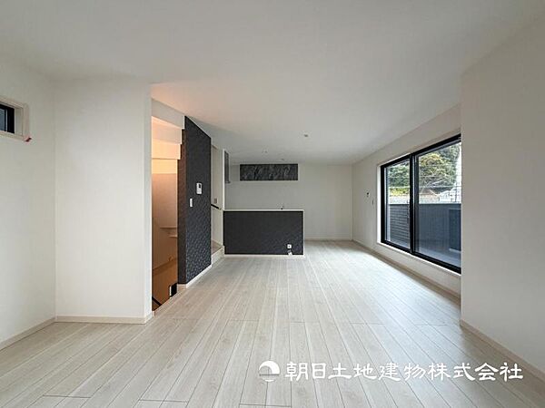 【リビング】家族だんらんの時間が増えそうなこだわりの空間！！大型の家具を配置しても余裕があります