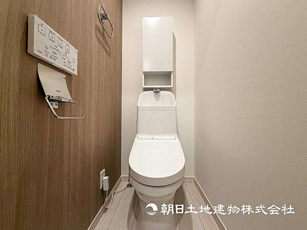 【トイレ】温水洗浄便座付きで年中快適なトイレです。クロスや床の色味も落ち着ける空間です
