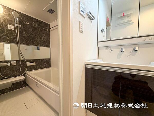 【洗面・脱衣所】日常使う場所だからこそ、機能性と収納力を兼ね備えた洗面台を採用です。毎日の朝の支度が楽しみになりますね。