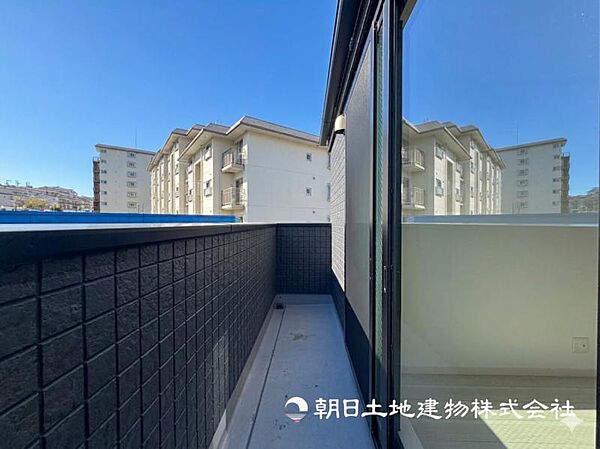 【バルコニー】思わず大きく深呼吸したくなるバルコニー！空が青く、近く、広く感じる事が出来ます