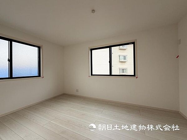 【洋室】大きな窓からたっぷりと陽光が注がれる明るい空間です。家族の成長に対応できる永住仕様の間取り！