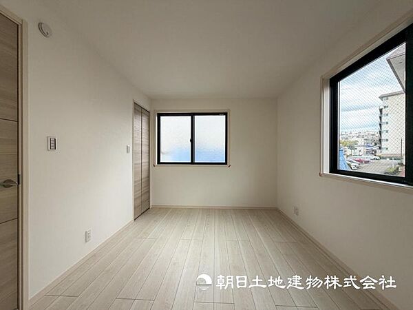 【洋室】光が取り込みやすい2面採光の居室。日当たり良好です。しっかりした大きさのクローゼットを完備！