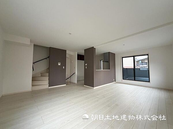 【リビング】家族だんらんの時間が増えそうなこだわりの空間！！大型の家具を配置しても余裕があります