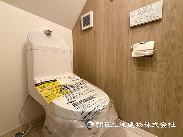 【トイレ】温水洗浄便座付きで年中快適なトイレです。クロスや床の色味も落ち着ける空間です