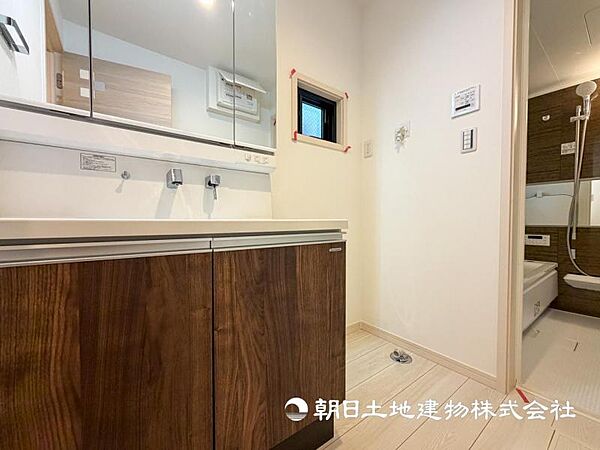 【洗面・脱衣所】日常使う場所だからこそ、機能性と収納力を兼ね備えた洗面台を採用です。毎日の朝の支度が楽しみになりますね。