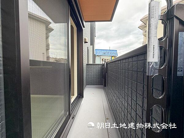 【バルコニー】思わず大きく深呼吸したくなるバルコニー！空が青く、近く、広く感じる事が出来ます