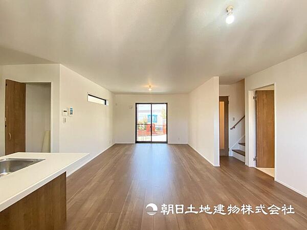 【リビング】ダイニングテーブルやソファーの家具も配置できます。ゆったりとした広さの空間です