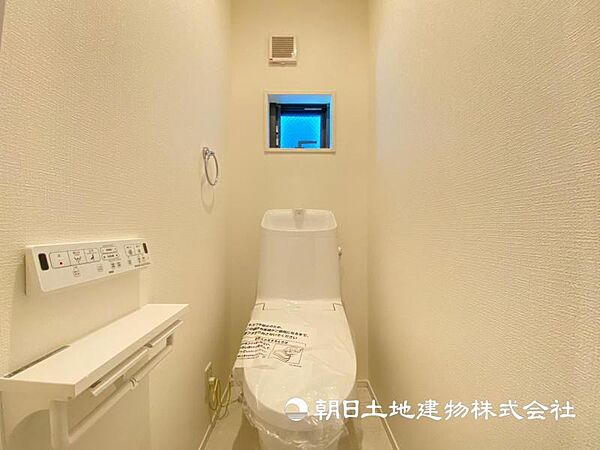 【トイレ】温水洗浄便座付きで年中快適なトイレです。クロスや床の色味も落ち着ける空間です