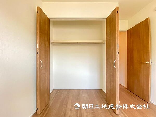 【収納】季節の洋服がしっかりと収まり、趣味のものを置くスペースも十分です