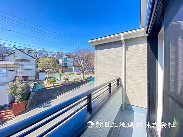 【バルコニー】思わず大きく深呼吸したくなるバルコニー！空が青く、近く、広く感じる事が出来ます