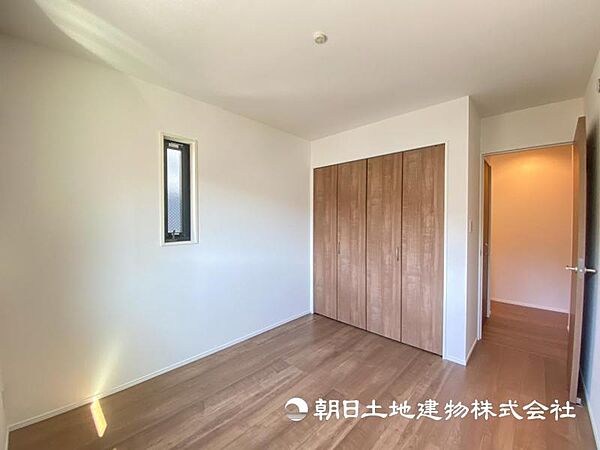 【洋室】柔らかい陽光が差し込む明るいお部屋を演出する設計！！彩光の取れる窓が気持ちの良いお部屋です！