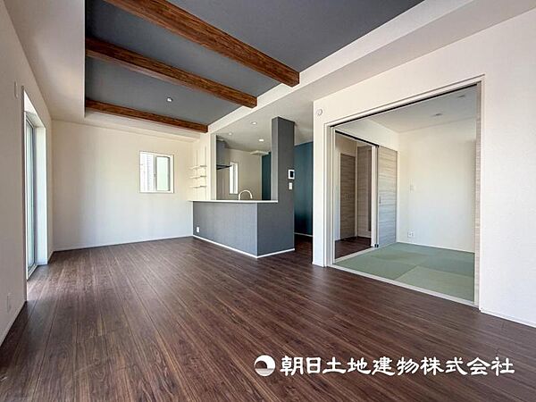 【リビング】家族だんらんの時間が増えそうなこだわりの空間！！大型の家具を配置しても余裕があります