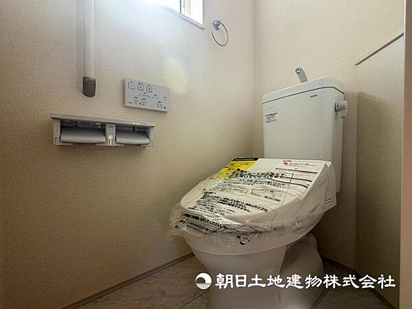 【トイレ】温水洗浄便座付きで年中快適なトイレです。クロスや床の色味も落ち着ける空間です