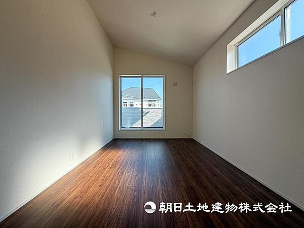 【洋室】大きな窓からたっぷりと陽光が注がれる明るい空間です。家族の成長に対応できる永住仕様の間取り！