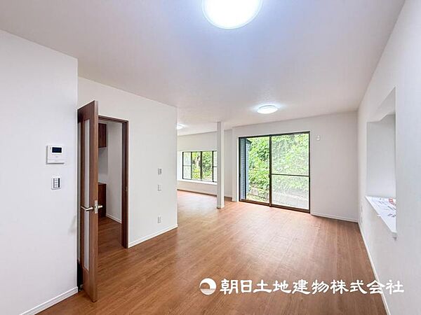 【リビング】ダイニングテーブルやソファーの家具も配置できます。ゆったりとした広さの空間です