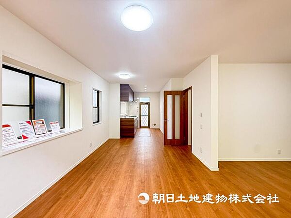 【リビング】家族だんらんの時間が増えそうなこだわりの空間！！大型の家具を配置しても余裕があります