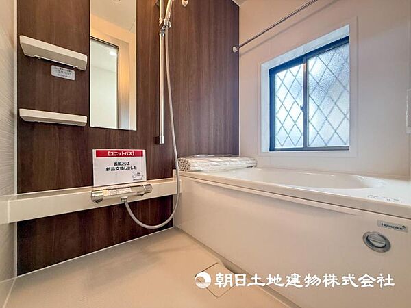 【浴室】ゆったりと寛げる広々バスで足を伸ばしてリラックス。　最新のユニットバスは設備も充実です